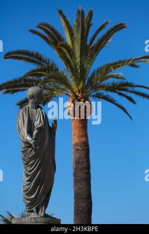 FRANKREICH. SÜDKORSIKA (2A) AJACIO. DER PLACE DE GAULLE (PLATZ DE GAULLE) TRENNT DIE ALTEN UND NEUEN VIERTEL. MIT BLICK AUF DAS MEER, DAS DENKMAL (1865) DEDICA Stockfoto