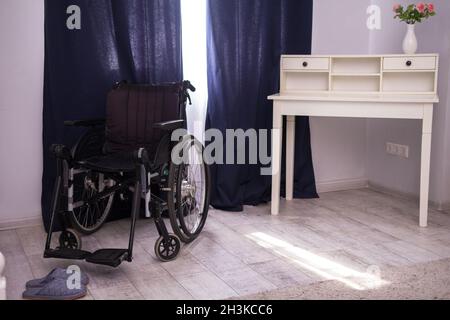 Leeren Rollstuhl im Zimmer. Stockfoto