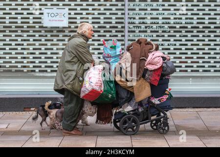 Obdachlose Taschenfrau in Preston, Lancashire. Okt. 2021. Eine obdachlose Frau, die durch die Straßen der Stadt streift und ihre Besitztümer in Einkaufswagen und Taschen trägt. Verzweifelte Obdachlose in Preston kehren auf die Straße zurück, da die Notunterkünfte, die während der Pandemie zur Unterbringung von Schwerschläfern verwendet wurden, aufgelöst werden. Stockfoto