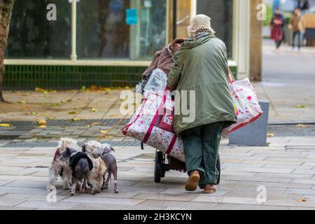 Preston, Lancashire. Wetter in Großbritannien; 29. Oktober 2021. Eine obdachlose Frau, die die Straßen der Stadt durchstreift und ihren Besitz in einem Einkaufswagen und Taschen trägt. Verzweifelte Obdachlose in Preston kehren auf die Straße zurück, als Notunterkünfte, die während der Pandemie für raue Menschen genutzt wurden, verwunden werden. Credit; MediaWorlImages/AlamyLivenews Stockfoto