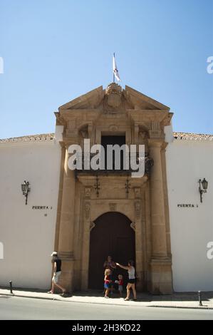 Ronda - Spanien - August 14 2012 : die historische Stierkampfarena. Blick auf einen der reich verzierten Eingänge zu diesem historischen Denkmal. Vertikale Aufnahme Stockfoto