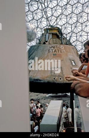 Im Inneren des amerikanischen Pavillons auf der Expo 67, Montreal, Quebec, Kanada im Jahr 1967. Der Pavillon der USA nutzte seine höchste Plattform für seine Weltraumausstellung mit dem Titel Destination Moon. An der Decke des Pavillons waren mehrere echte Handwerksbetriebe – Apollo (hier abgebildet) und Gemini-Kapseln – hängen. Der Pavillon der USA war eine geodätische Kuppelhalbkugel, die vom Architekten Richard Buckminster Fuller entworfen wurde. Der Pavillon der USA ist heute die Biosphäre (La Biosphère), ein Museum, das der Umwelt gewidmet ist. Dieses Bild stammt von einer alten Kodak-Amateurfarbtransparenz, die ein Besucher der Messe gemacht hat – einem Vintage-Foto aus den 1960er Jahren. Stockfoto