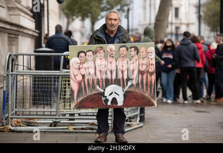 Whitehall, London, Großbritannien. 29. Oktober 2021. Kaya Mar präsentiert sein COP26-Kunstwerk mit Weltführern und dem Planeten Erde am Eingang zur Downing Street. Quelle: Malcolm Park/Alamy Live News. Stockfoto