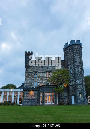 Castell Deudraeth Hotel bei Dämmerung in Portmeirion, Gwynedd, North Wales im Oktober Stockfoto