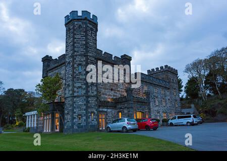 Castell Deudraeth Hotel bei Dämmerung in Portmeirion, Gwynedd, North Wales im Oktober Stockfoto