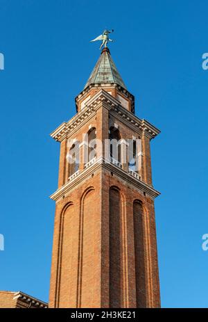 Glockenturm der Kirche des Apostels San Giacomo (San Giacomo Apostolo), Chioggia, Venedig, Italien Stockfoto