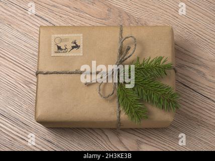 Geschenkschachteln zu Weihnachten oder Neujahr, eingewickelt in Kraftpapier mit Tannenzweig. Stockfoto