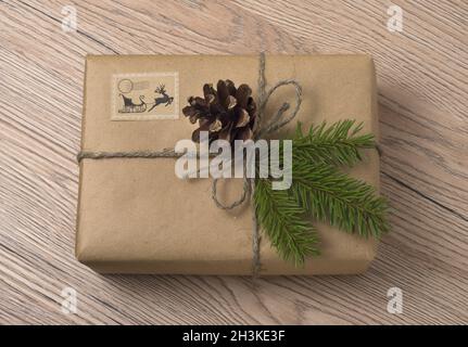 Geschenkschachteln zu Weihnachten oder Neujahr, eingewickelt in Kraftpapier mit Tannenzweig. Stockfoto