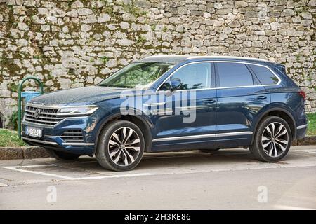 Volkswagen Touareg auf einem Stadtparkplatz. Stockfoto