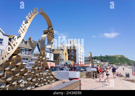 Seaton Devon Seaton Esplanade and Waves Formen die Skulptur Shore auf der Strandpromenade an der Strandstraße Seaton Devon England UK GB Europe Stockfoto