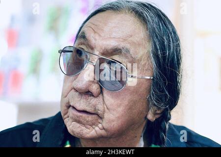 File Photo vom 22. Mai 2019 von Ernie Lapointe, der sein Buch in einer Buchhandlung in Straßburg, Ostfrankreich, promote. Lapointe behauptet, der Urenkel von Sitting Bull zu sein, hat sich durch DNA aus dem Haar des legendären indianischen Führers als richtig erwiesen. Eine Peer-reviewed Studie der University of Cambridge kam zu dem Schluss, dass Ernie Lapointe vom Leiter der Lakota Sioux, die 1890 starb, durch Analyse der „autosomalen DNA“ in genetischen Fragmenten abstammen konnte, einer neuen Technik, die nie zuvor verwendet wurde, um Beziehungen zwischen historischen Figuren und lebenden Menschen zu verfolgen. Cambridge Professor und Autor o Stockfoto