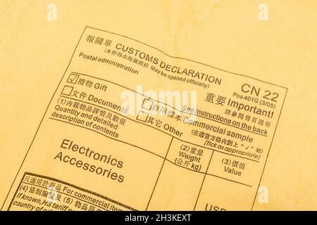 Zollerklärung Aufkleber / Zeichen CN22 auf gelb-braunen Luftpost Umschlag Versand oder Paket aus China. Für chinesische Exporte, Werkstatt der Welt. Stockfoto