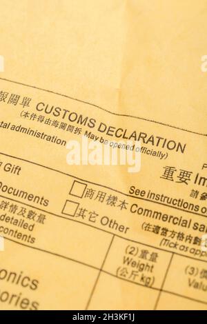 Zollerklärung Aufkleber / Zeichen CN22 auf gelb-braunen Luftpost Umschlag Versand oder Paket aus China. Für chinesische Exporte, Werkstatt der Welt. Stockfoto