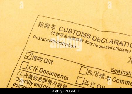 Zollerklärung Aufkleber / Zeichen CN22 auf gelb-braunen Luftpost Umschlag Versand oder Paket aus China. Für chinesische Exporte, Werkstatt der Welt. Stockfoto