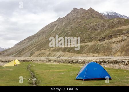 ZANSKAR, INDIEN - 09. Okt 2021: Darcha, Himachal Pradesh, Indien - 2012. Juli: Ein blaues Zelt auf einem Zeltplatz auf einer grünen Wiese in einem Himalaya-Tal auf dem t Stockfoto