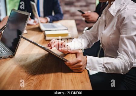 Erfolgreiches Team bei der Arbeit. Gruppe junger Geschäftsleute Stockfoto