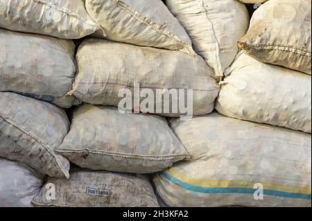 Weiß Beutel mit Kunststoff Flaschenverschlüsse beim Recycling der Abfälle. Stockfoto