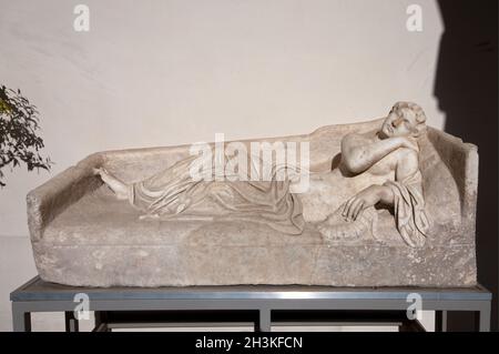 Marmorstatue der schlafenden Ariadne (Arianna Dormiente) im Kreuzgang der Villa d'Este, Tivoli, Latium, Italien Stockfoto