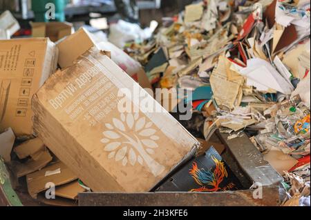 Stapel von alten Kartons, die zum Recycling gelagert werden. Nahaufnahme Stockfoto