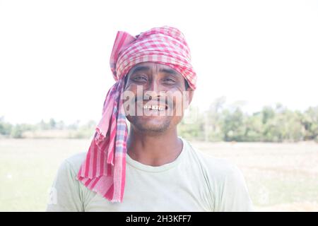 Porträt eines Bauern mit Wählern auf dem Finger im landwirtschaftlichen Feld Stockfoto