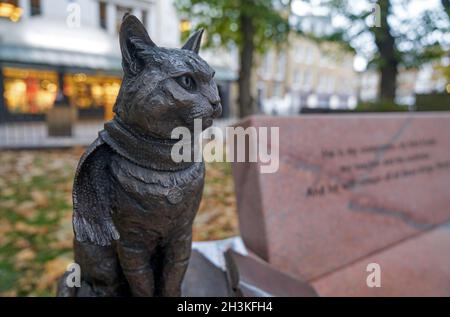 Statue von Street Cat namens Bob Islington Stockfoto