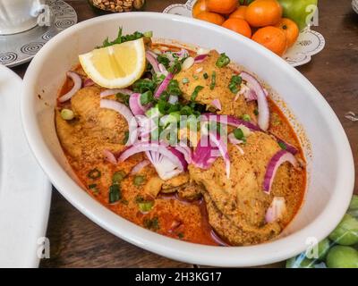 Thailändische Küche und Speisen, Khao Soi Gai oder traditionelle Northern Style Curried und Kokosmilch-Nudelsuppe mit Huhn Stockfoto