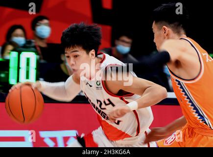 Zhuji, Chinas Provinz Zhejiang. Okt. 2021. Huang Rongqi (L) von Jiangsu Dragons tritt während des 6. Runde Spiels zwischen Shanghai Sharks und Jiangsu Dragons in der Saison 2021-2022 der Chinese Basketball Association (CBA) Liga in Zhuji, Ost-Chinas Provinz Zhejiang, 29. Oktober 2021. Kredit: Li An/Xinhua/Alamy Live Nachrichten Stockfoto