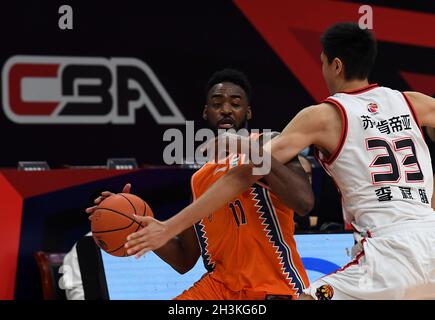 Zhuji, Chinas Provinz Zhejiang. Okt. 2021. Jamaal Franklin (L) von Shanghai Sharks tritt während des 6. Runde Spiels zwischen Shanghai Sharks und Jiangsu Dragons in der Saison 2021-2022 der Chinese Basketball Association (CBA) Liga in Zhuji, Ost-Chinas Provinz Zhejiang, 29. Oktober 2021. Kredit: Li An/Xinhua/Alamy Live Nachrichten Stockfoto