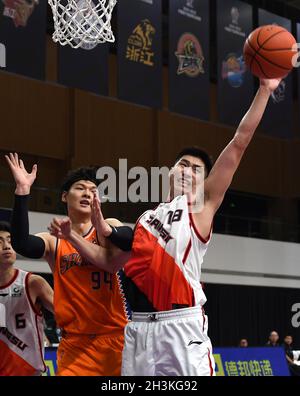 Zhuji, Chinas Provinz Zhejiang. Okt. 2021. Jiang Haoran (R) von Jiangsu Dragons tritt während des 6. Runde Spiels zwischen Shanghai Sharks und Jiangsu Dragons in der Saison 2021-2022 der Chinese Basketball Association (CBA) Liga in Zhuji, Ost-Chinas Provinz Zhejiang, 29. Oktober 2021. Kredit: Li An/Xinhua/Alamy Live Nachrichten Stockfoto