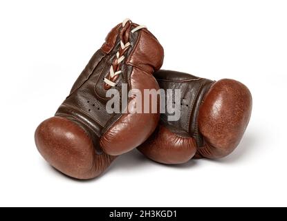 Gebrauchte Boxhandschuhe auf weißem Hintergrund Stockfoto