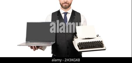 Cropped Mann zeigen Laptop vs Retro Schreibmaschine. ceo Vergleich alter und moderner Technologie. Stockfoto