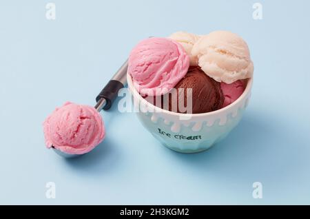 Eiskugeln auf blauem Hintergrund Stockfoto