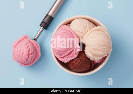 Eiskugeln auf blauem Hintergrund Stockfoto
