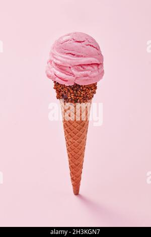Eis auf rosa Hintergrund Stockfoto
