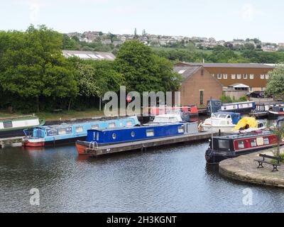 Ein Blick auf die brighouse-Becken-Boote und Anlegestellen auf dem calder- und Hebble-Navigationskanal in calderdale West yorkshire Stockfoto