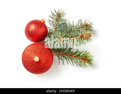 Tannenzweige und Weihnachtskugeln auf weißem Hintergrund Stockfoto