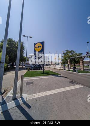 VIGO, SPANIEN - 09. Sep 2021: Eine vertikale Aufnahme des LIDL-Store-Logos im Freien in Spanien Stockfoto