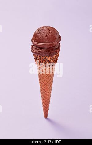 Eis auf rosa Hintergrund Stockfoto