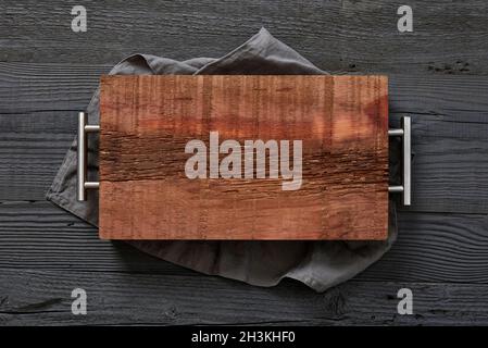 Schneidbrett auf einem Holztisch leeren Stockfoto