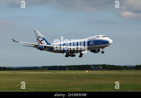 Ein Jumbo-Jet-Frachtflugzeug vom Typ Boeing 747, das am East Midlands Airport in Großbritannien landet. Stockfoto