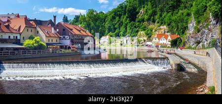 Damm U Jeleni lavky - Wehr an der Moldau mit Bootsfahrern in Booten, die den Fluss hinunter fahren, Cesky Krumlov, Tschechische republik Stockfoto