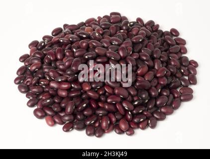 Rote Bohnen auf weißem Hintergrund. Stockfoto