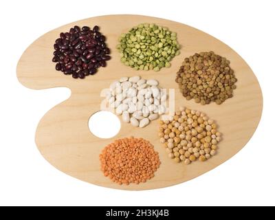 Sammlungsset aus verschiedenen getrockneten Niere Hülsenfrüchten Bohnen, Sojabohnen, Linsen, Kichererbsen Nahaufnahme auf Holz Stockfoto