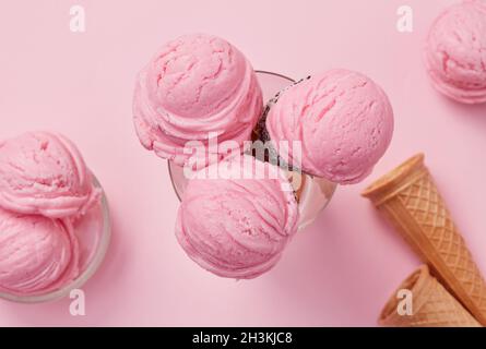 Hausgemachtes Eis auf rosa Hintergrund Stockfoto