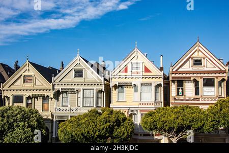 Die berühmten Painted Ladies, viktorianische Postkartenhäuser, San Francisco, Kalifornien, U. S. A. Stockfoto