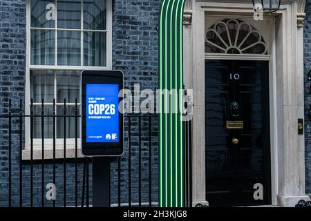 LONDON, GROSSBRITANNIEN. 29 Oktober 2021. Die Tür der Downing Street 10 ist mit grünen LED-Energiesparleuchten und einem Globus vor dem COP26-Gipfel in Glasgow am Sonntag geschmückt. Die UN-Klimakonferenz 2021, auch bekannt als COP26, ist die 26. UN-Klimakonferenz, die Staats- und Regierungschefs aus über 150 Ländern zusammenbringt, um die Maßnahmen zur Erreichung der Ziele des Pariser Abkommens zu beschleunigen, das vom 31. Oktober bis 12. November 2021 stattfand. Unter der Ko-Präsidentschaft des Vereinigten Königreichs und Italiens zur Bekämpfung der globalen Erwärmung und der Klimakrise. Kredit: amer ghazzal/Alamy Live Nachrichten Stockfoto