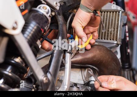 Mechaniker Nahaufnahme Reparatur Motorrad in Reparatur-Garage. Stockfoto