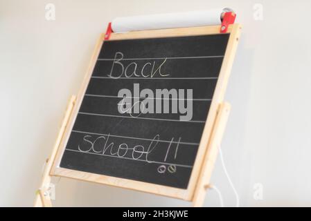 Zurück zur Schule Textzeichnung durch bunte Kreide in Tafel. Stockfoto