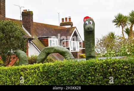 Worthing, Sussex, Großbritannien. Okt. 2021. Diese Monster-Vogelscheuche von Loch Ness wurde im Dorf Ferring in der Nähe von Worthing entdeckt und ist Teil des jährlichen Vogelscheuche-Festivals und -Trails. Dieses Jahr hat das Vogelscheuche-Festival und -Trail mehr als 70 Einträge von Bewohnern angezogen : Credit Simon Dack/Alamy Live News Stockfoto