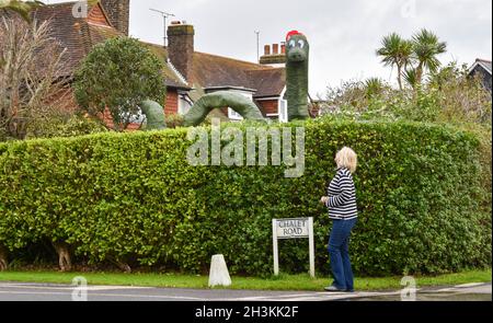 Worthing, Sussex, Großbritannien. Okt. 2021. Diese Monster-Vogelscheuche von Loch Ness wurde im Dorf Ferring in der Nähe von Worthing entdeckt und ist Teil des jährlichen Vogelscheuche-Festivals und -Trails. Dieses Jahr hat das Vogelscheuche-Festival und -Trail mehr als 70 Einträge von Bewohnern angezogen : Credit Simon Dack/Alamy Live News Stockfoto